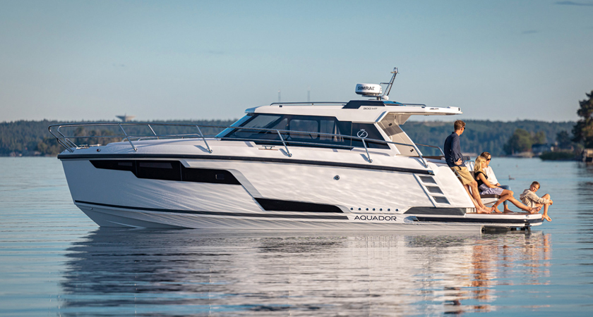 Koko Aquador mallisto nyt esittelyssä myymälässä 